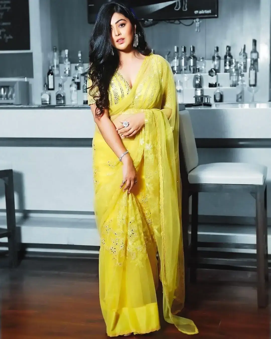 INDIAN ACTRESS SHAFAQ NAAZ IN SLEEVELESS YELLOW SAREE 3